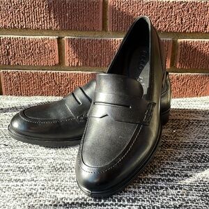 ECCO black leather women’s penny loafer new without box size 8